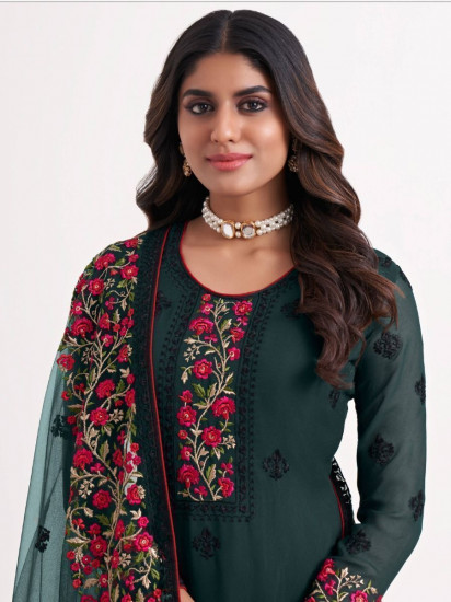 Green Velvet Salwar Kameez Pakistani Wedding Dresses | Fancy dresses,  Velvet dress designs, Pakistani wedding dresses